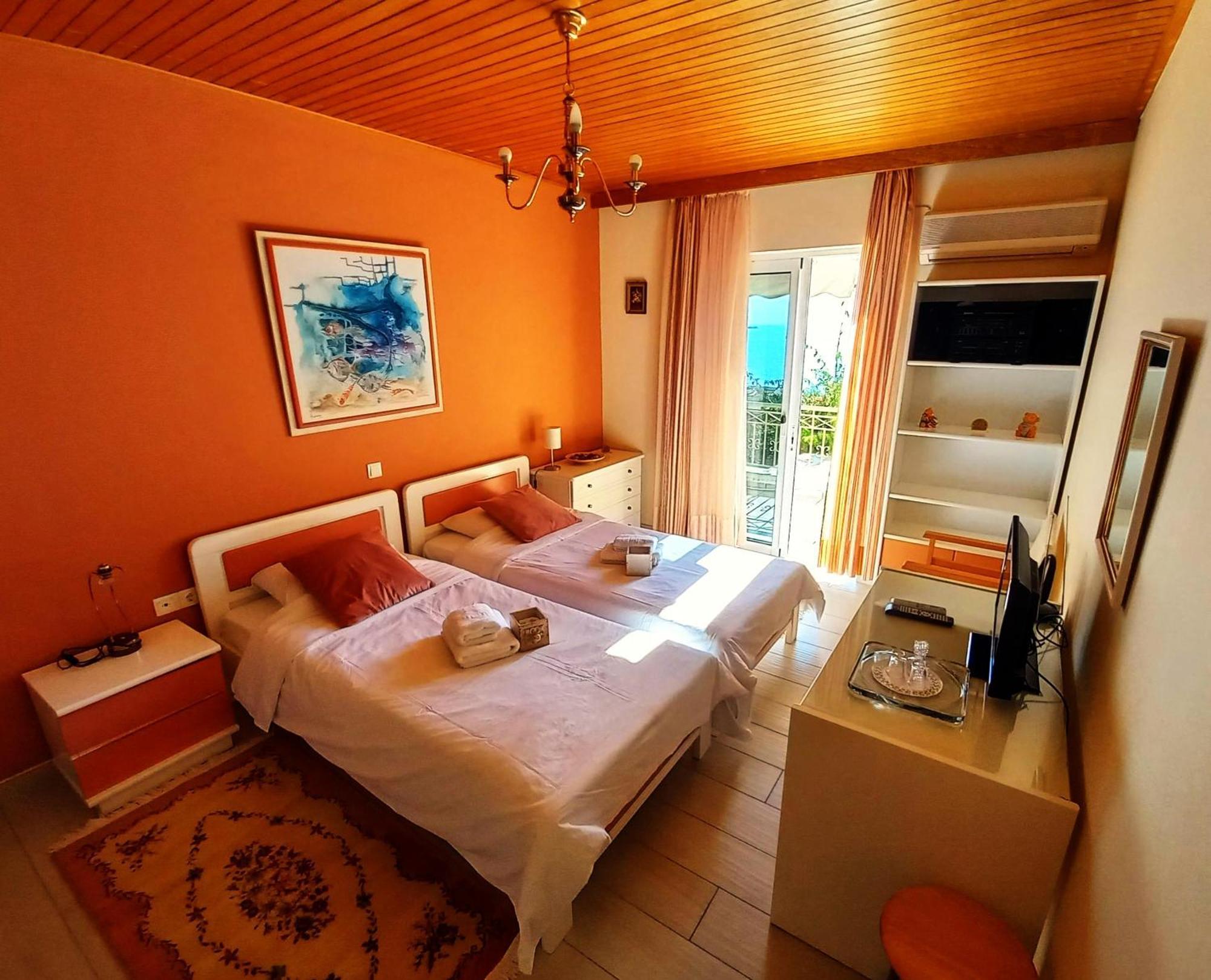 Villa "Eva" - Entire Beachfront Holiday Home - 4S Agia Marina  エクステリア 写真