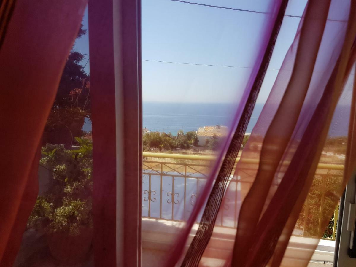 Villa "Eva" - Entire Beachfront Holiday Home - 4S Agia Marina  エクステリア 写真